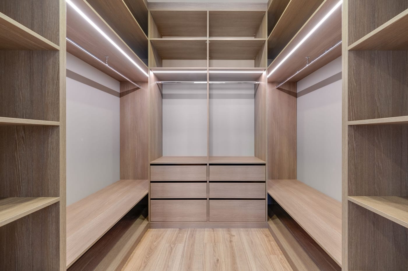 Dressing sur mesure : tablettes, tringles et bloc de tiroirs