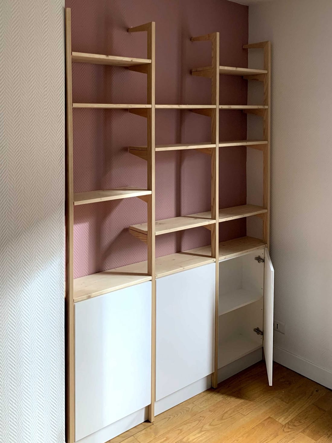 Bibliothèque sur mesure montée à l aplomb du mur existant