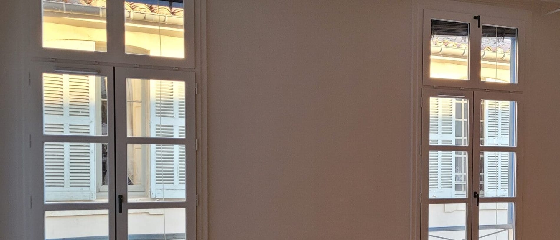 Fenêtres en bois posées dans un appartement ancien rénové