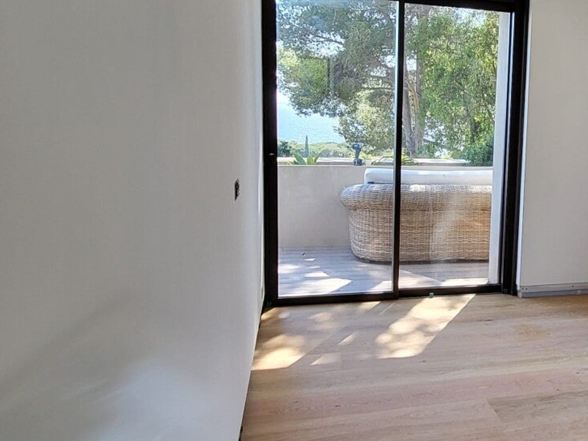 Baie coulissante en aluminium anthracite posée en façade