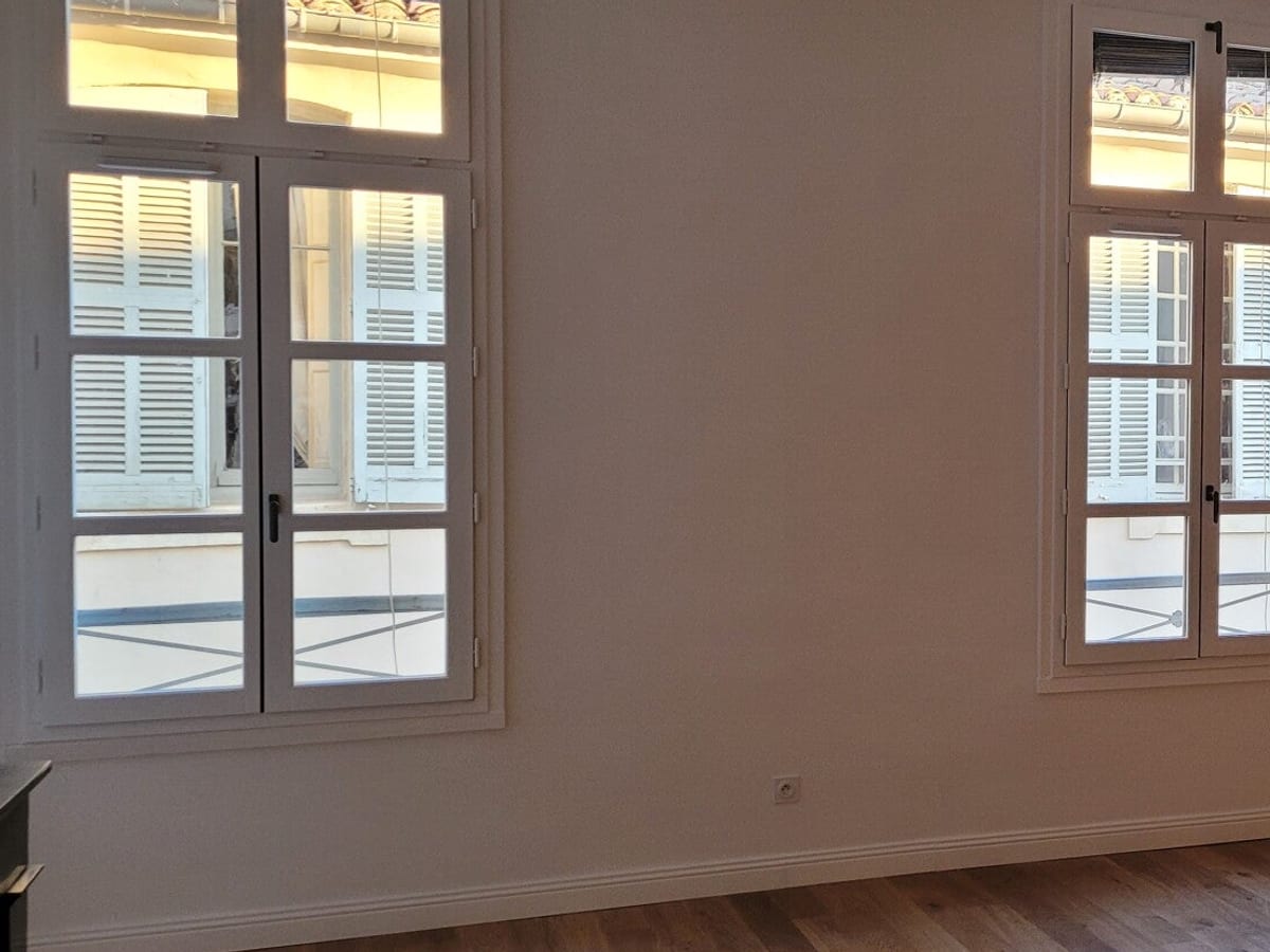 Portes-fenêtres à petits bois posées dans un appartement rénové