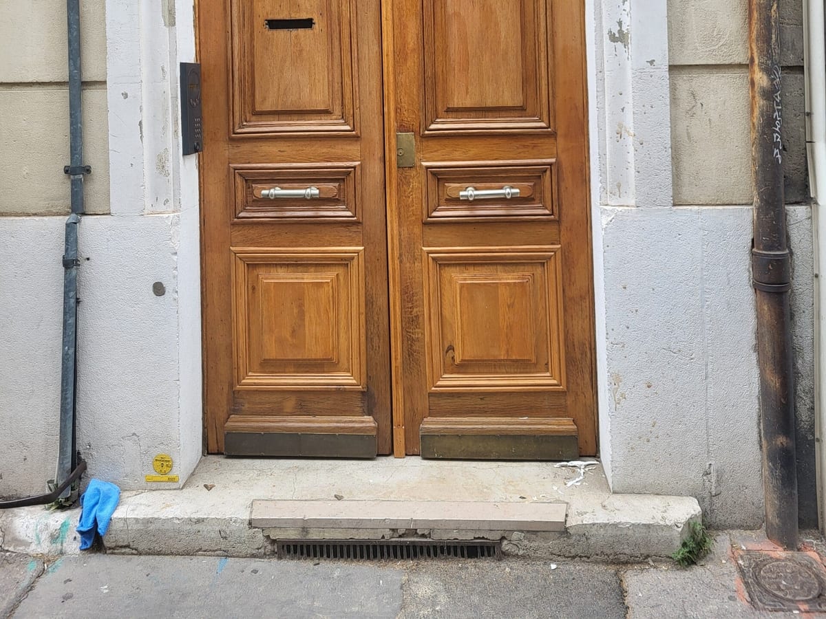 Porte cochère en bois massif décapée, restaurée et vernie