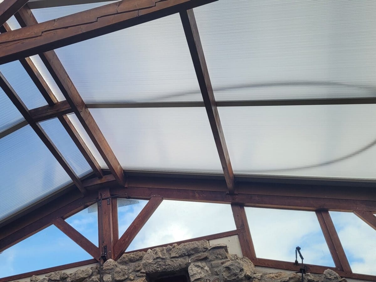 Couverture de terrasse à charpente bois teintée