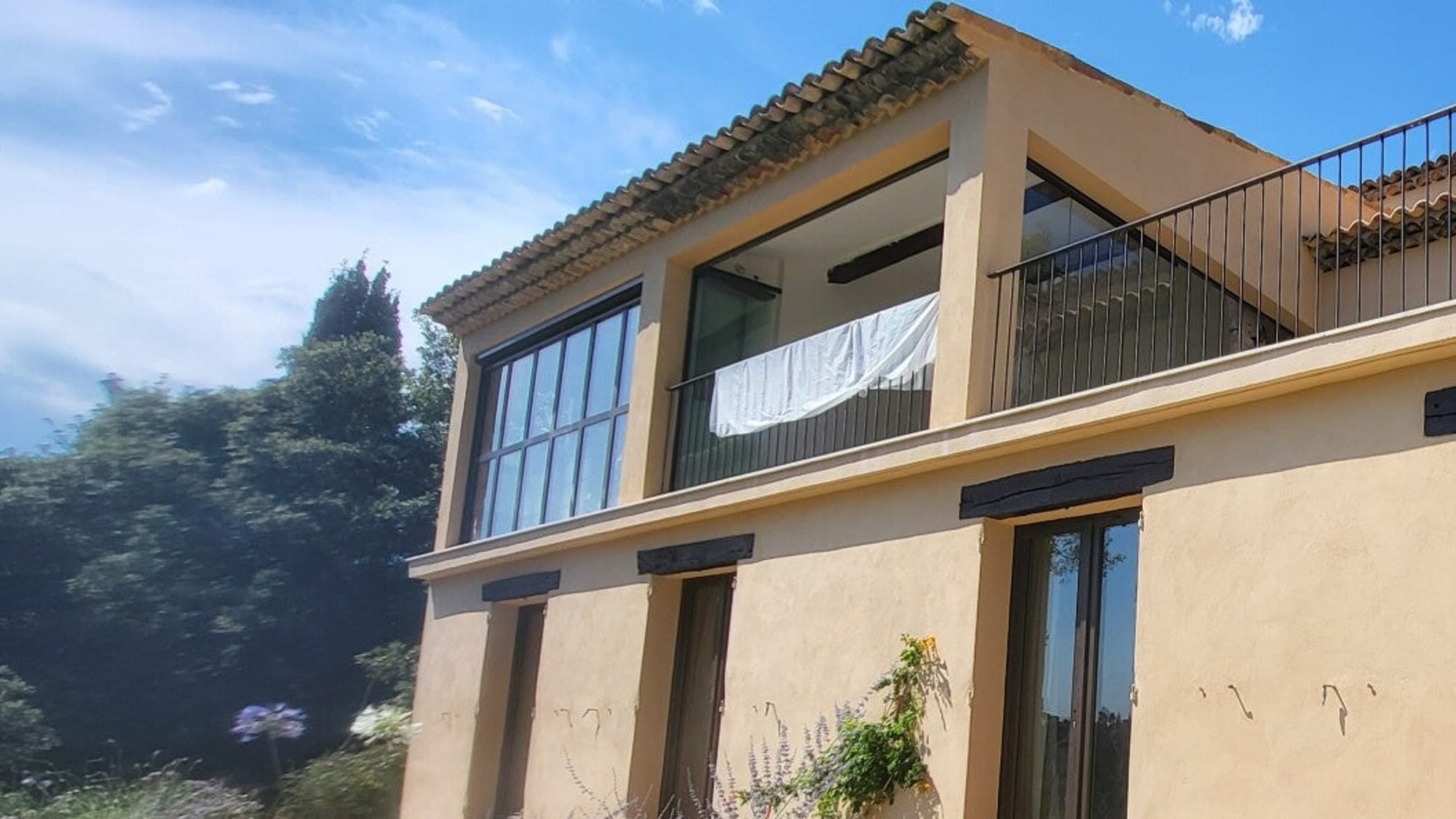 Grandes portes-fenêtres en bois teinté posées sur une villa provençale par FD CONCEPT'