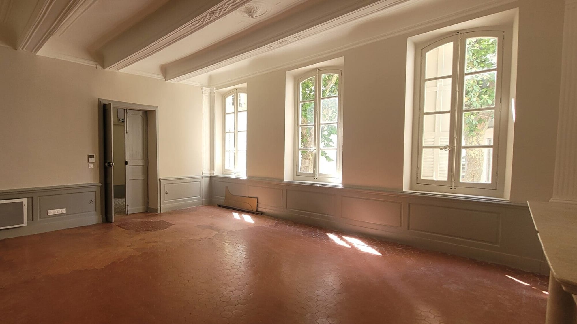 Salon d'hôtel particulier restauré, trois fenêtres cintrées à petits bois posées par FD CONCEPT'