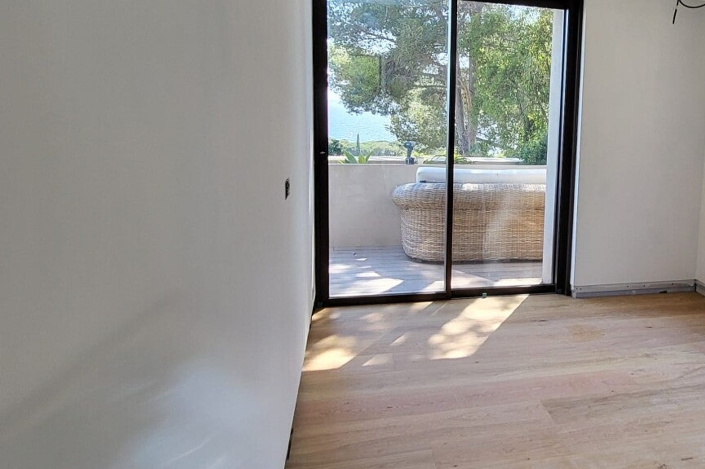 Baie coulissante en aluminium anthracite et fenêtre fixe d'angle
