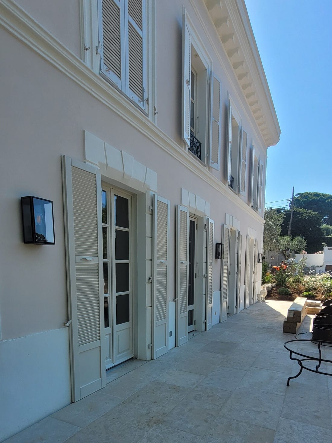 Volets battants persiennés et portes-fenêtres à petits bois sur une bastide