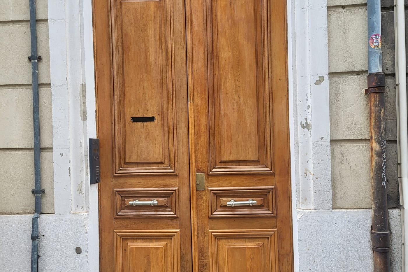 Porte cochère en bois massif décapée, restaurée et vernie