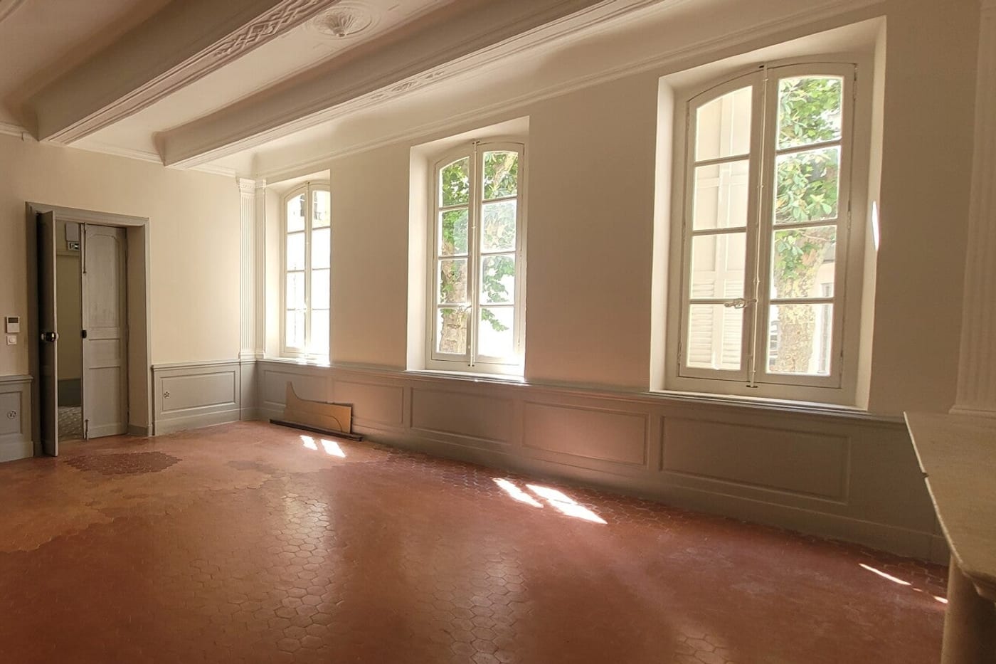 Salon d'hôtel particulier restauré, trois fenêtres cintrées à petits bois